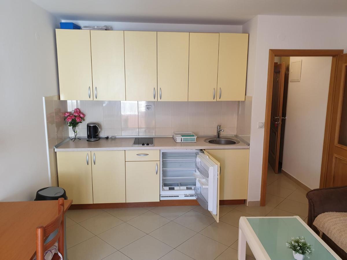 Apartments Knezovic Gradac  Bagian luar foto