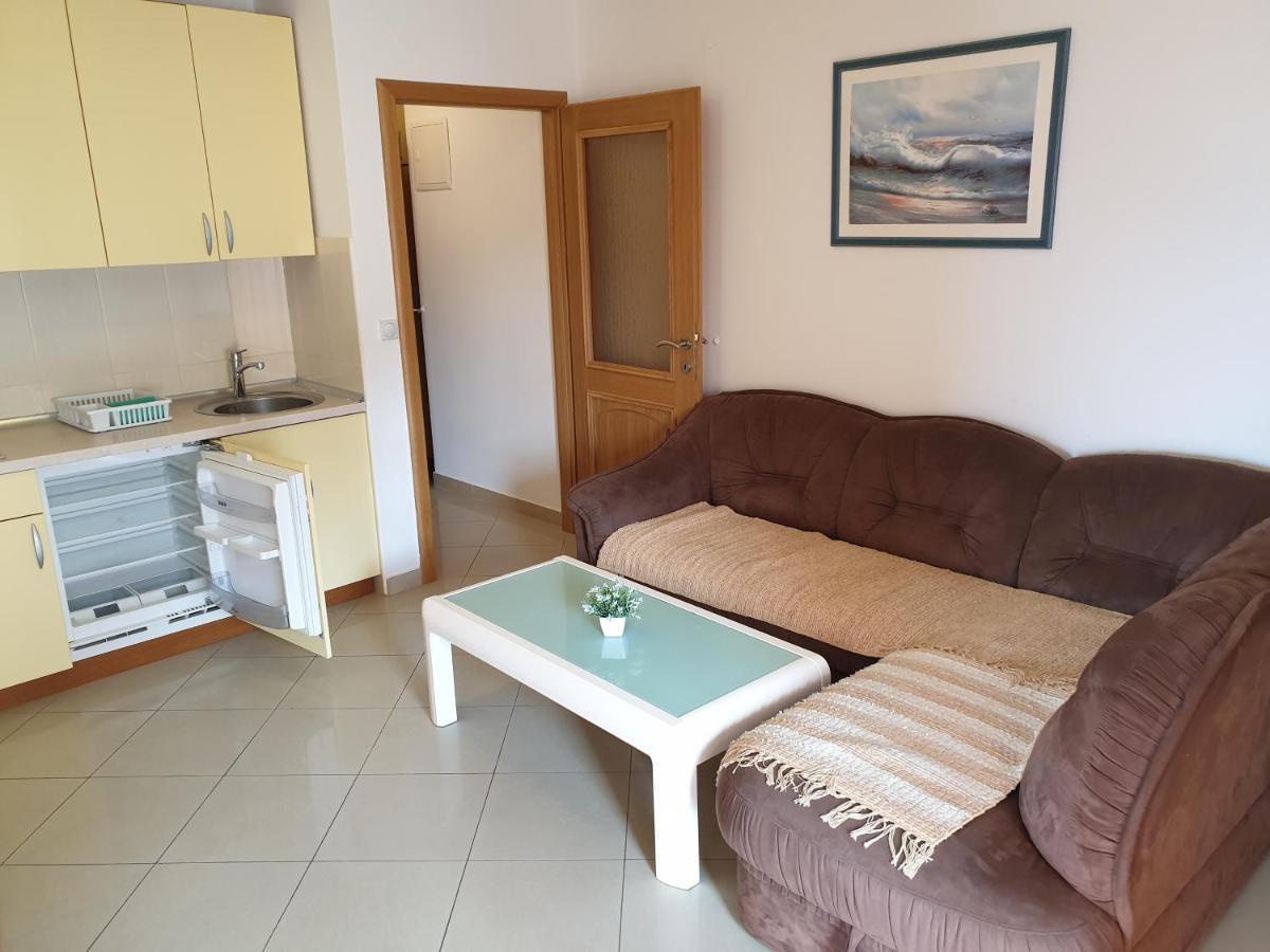 Apartments Knezovic Gradac  Bagian luar foto