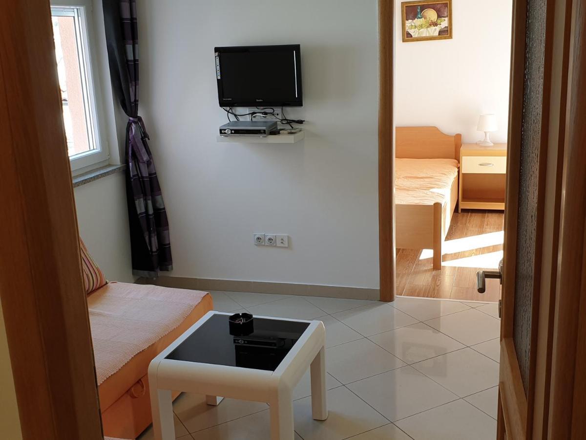 Apartments Knezovic Gradac  Bagian luar foto