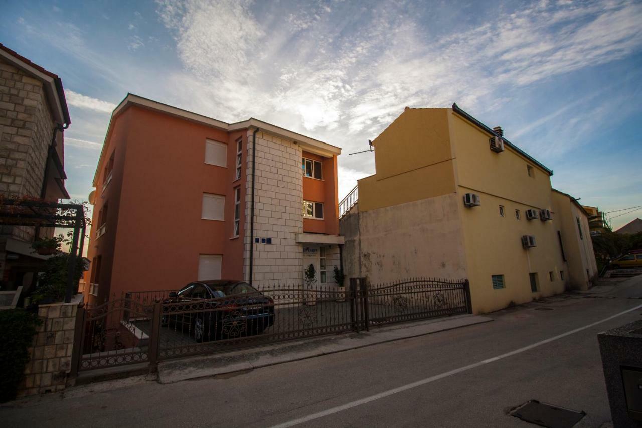 Apartments Knezovic Gradac  Bagian luar foto