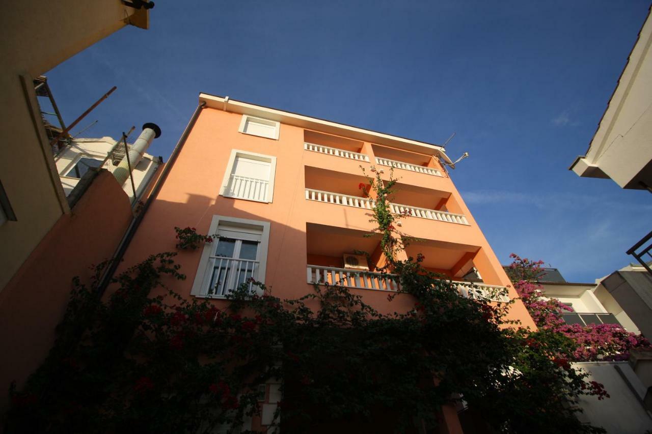 Apartments Knezovic Gradac  Bagian luar foto