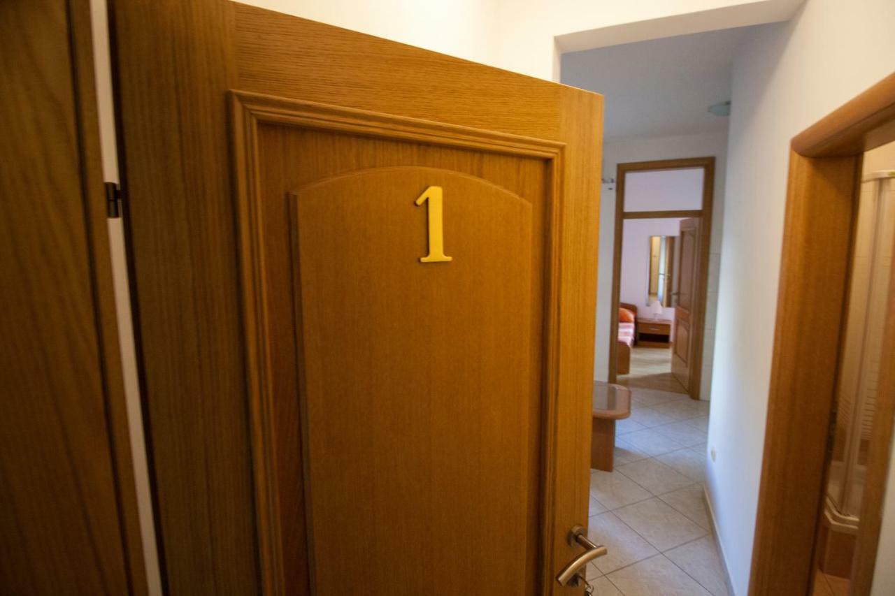 Apartments Knezovic Gradac  Bagian luar foto