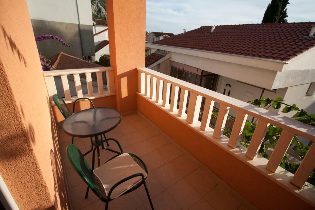 Apartments Knezovic Gradac  Bagian luar foto