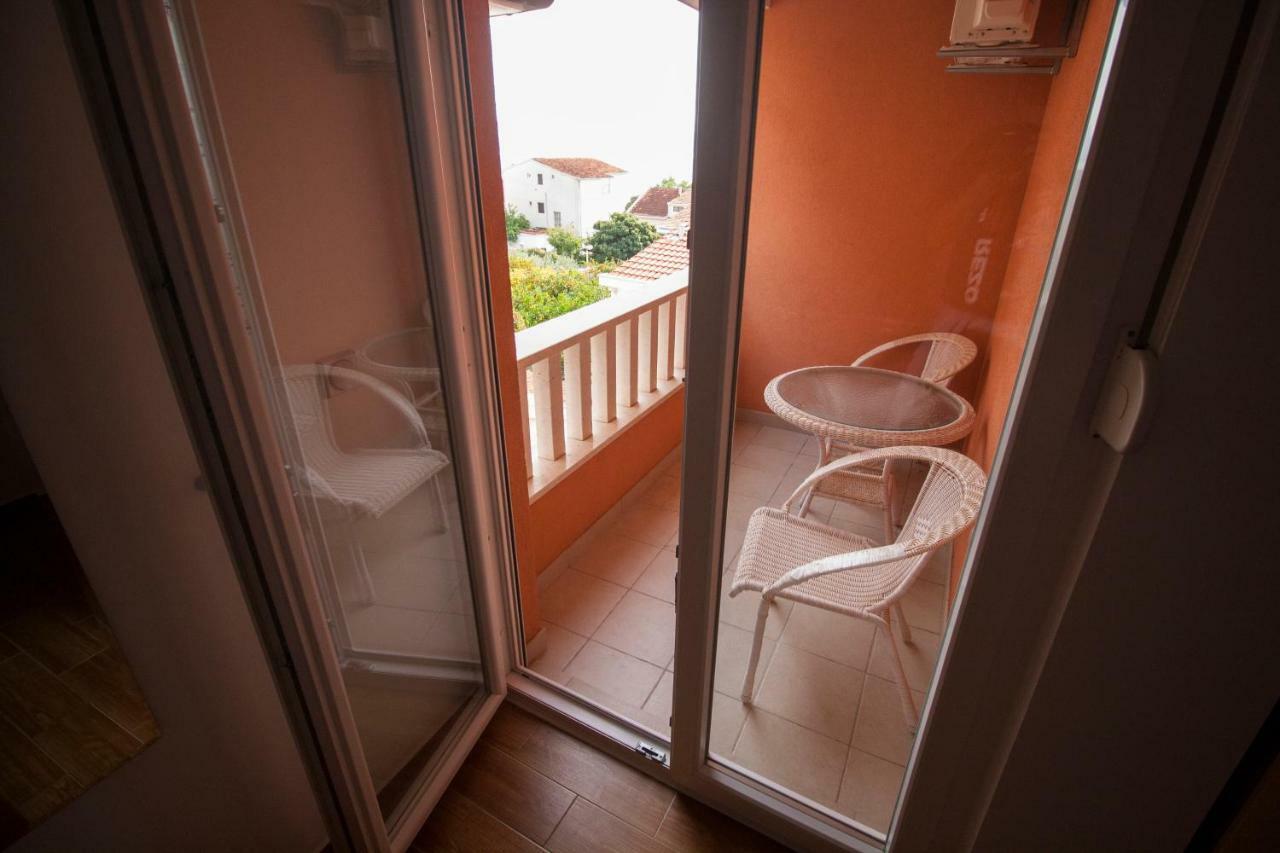 Apartments Knezovic Gradac  Bagian luar foto