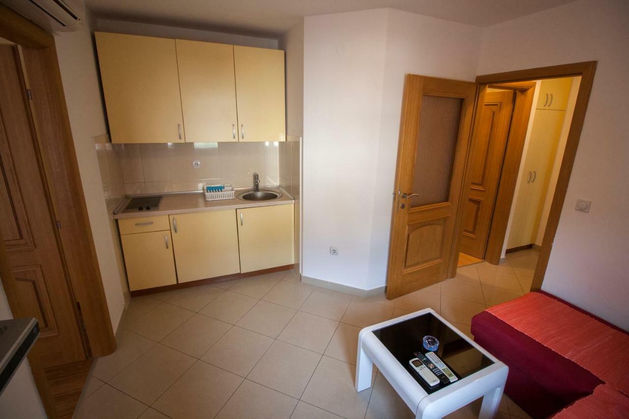 Apartments Knezovic Gradac  Bagian luar foto