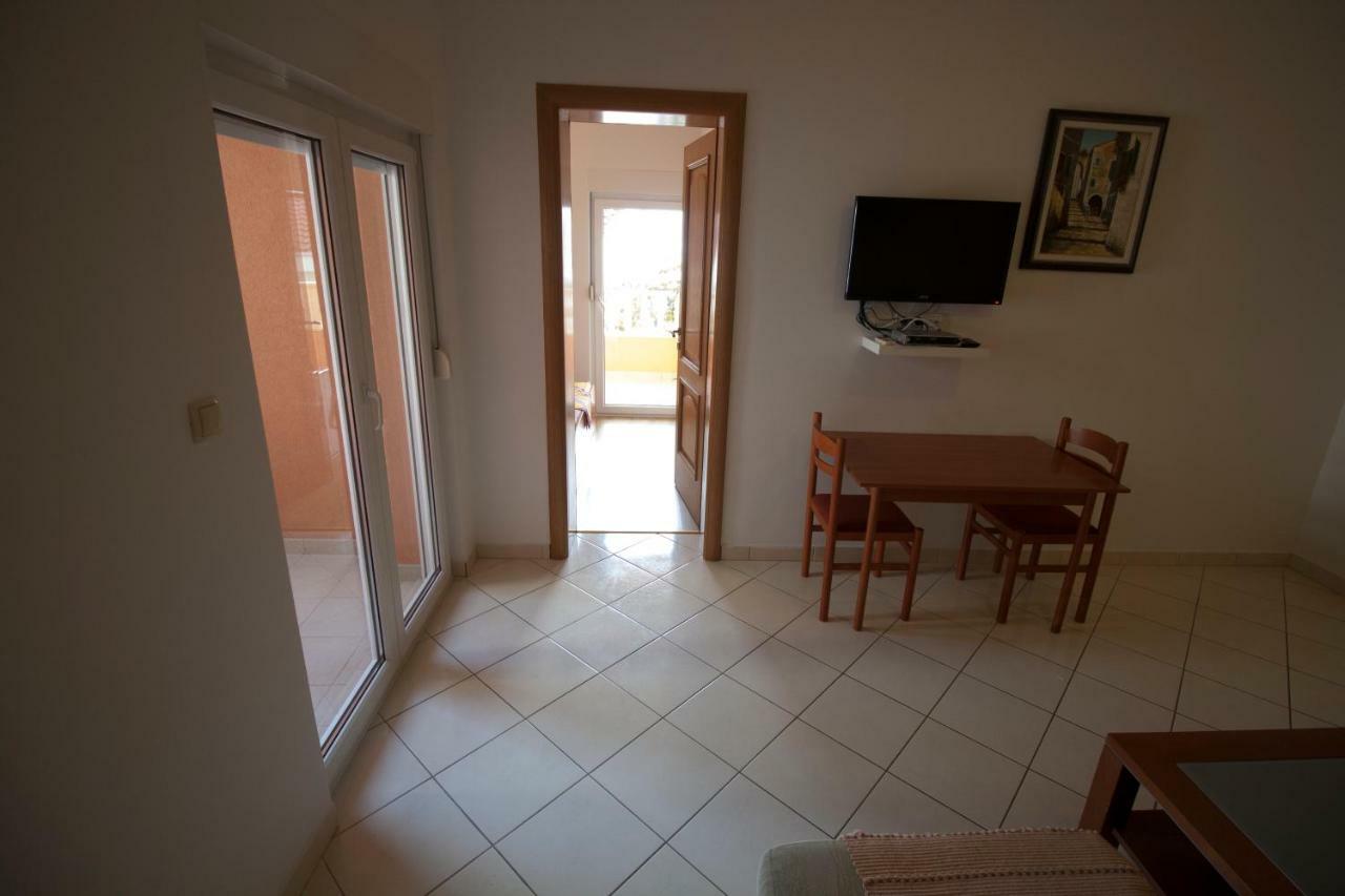 Apartments Knezovic Gradac  Bagian luar foto