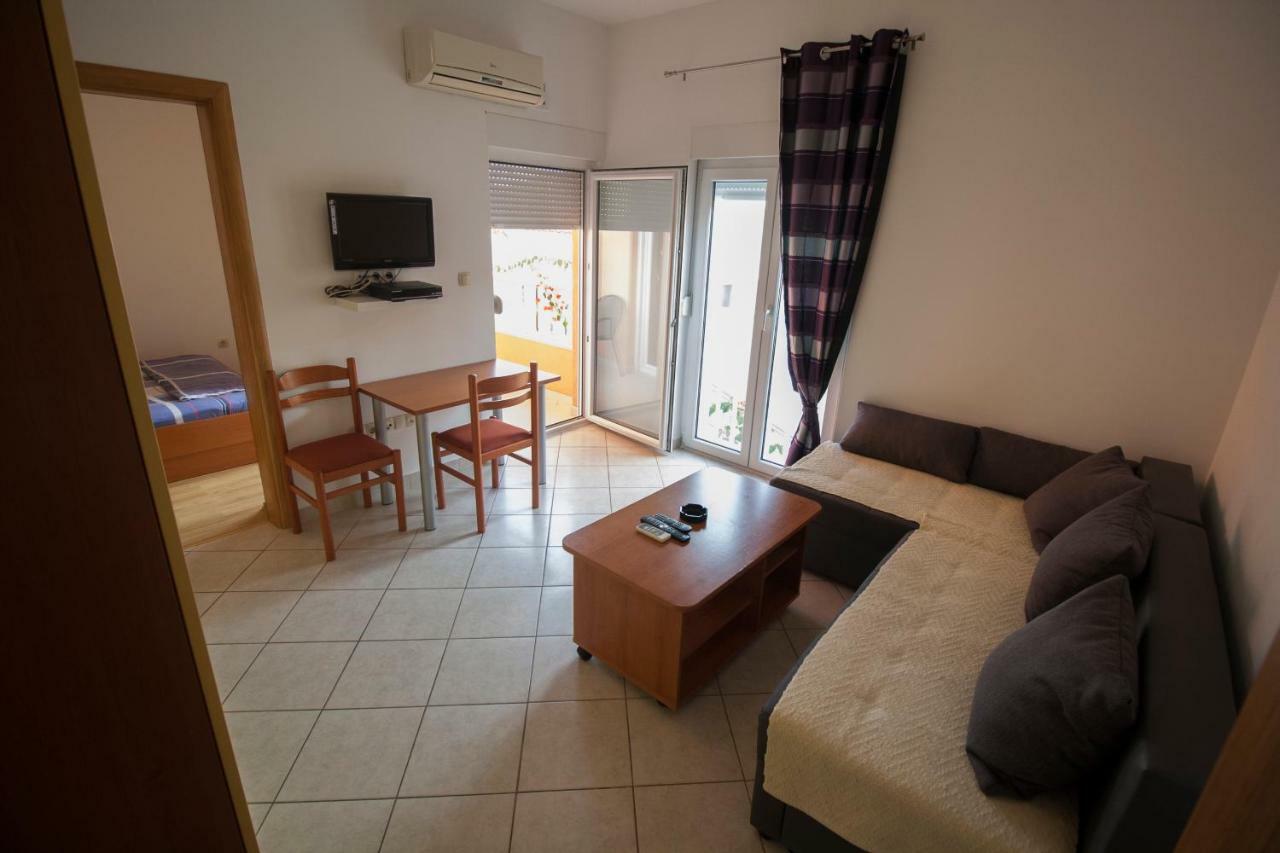 Apartments Knezovic Gradac  Bagian luar foto