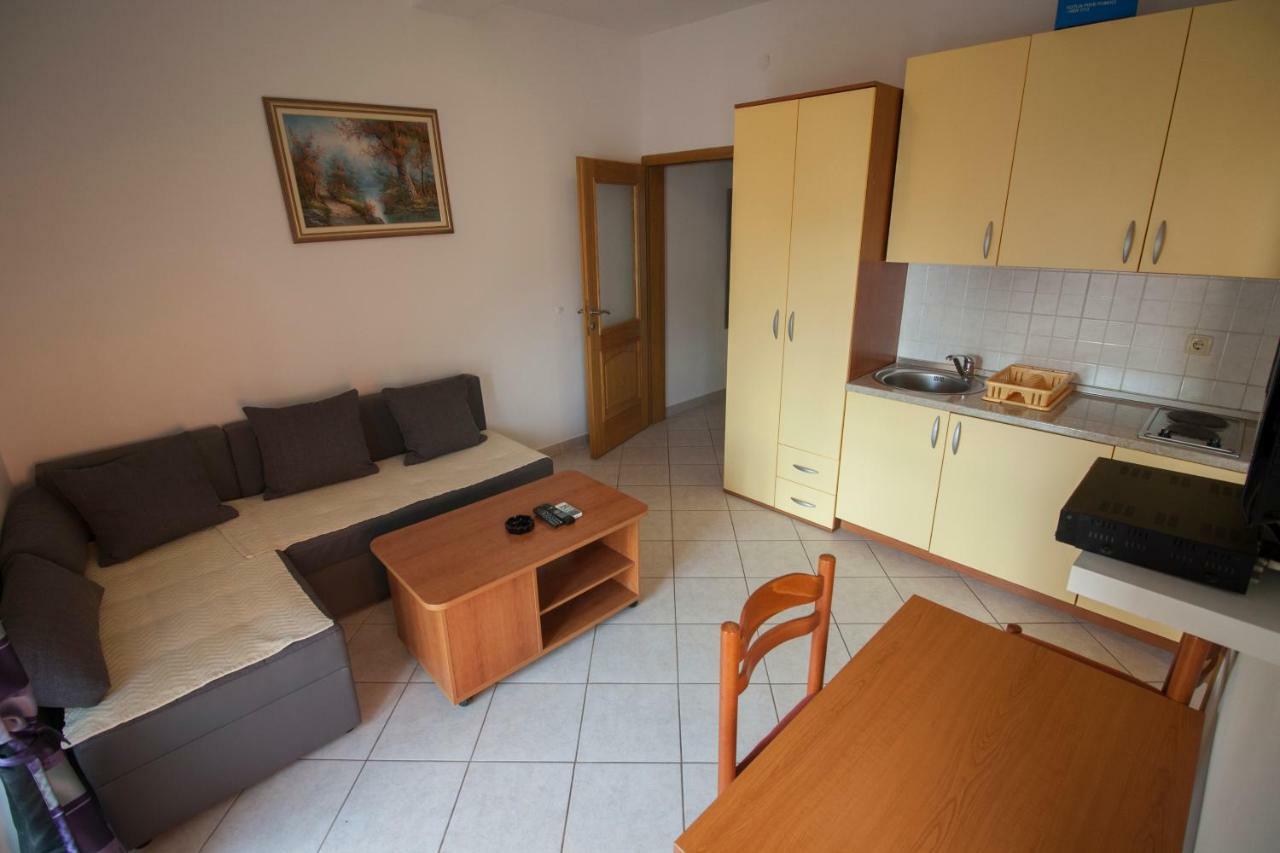 Apartments Knezovic Gradac  Bagian luar foto