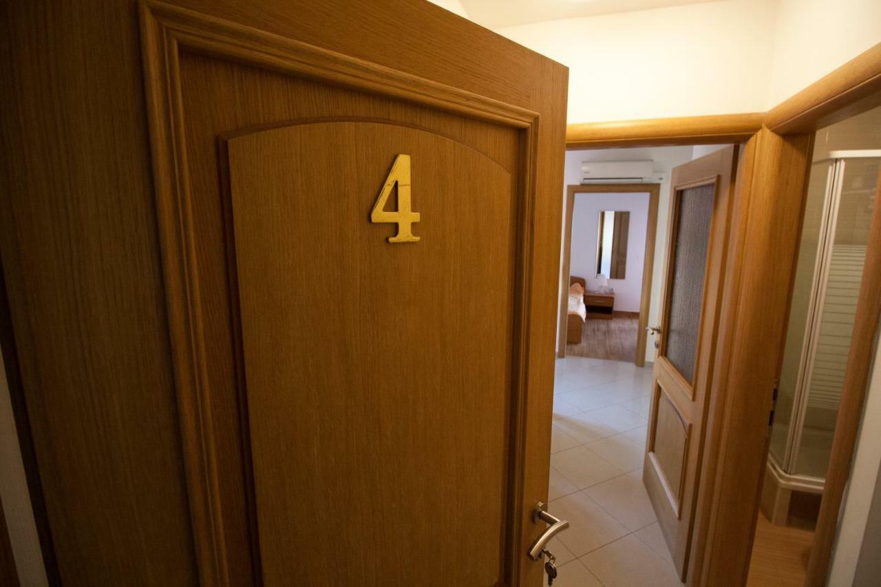 Apartments Knezovic Gradac  Bagian luar foto