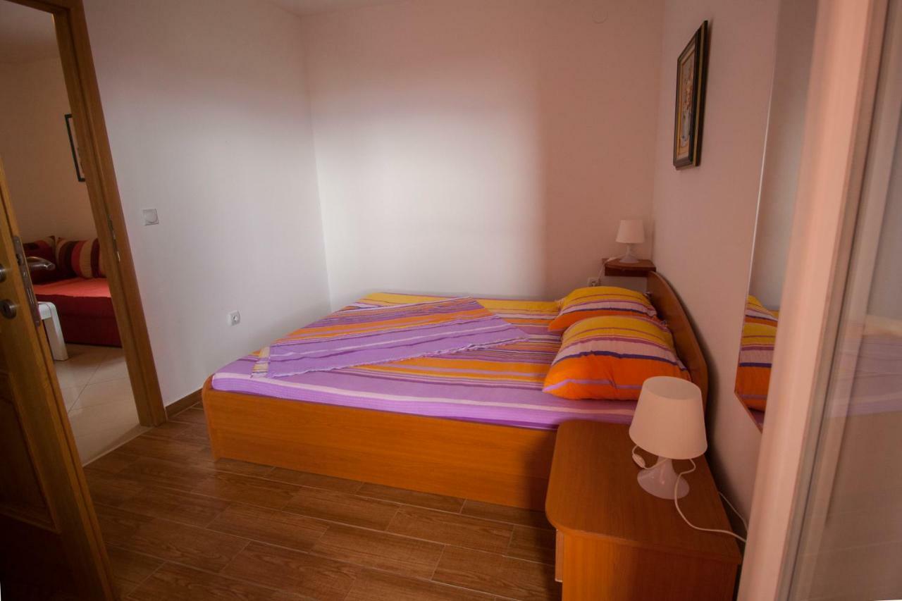 Apartments Knezovic Gradac  Bagian luar foto