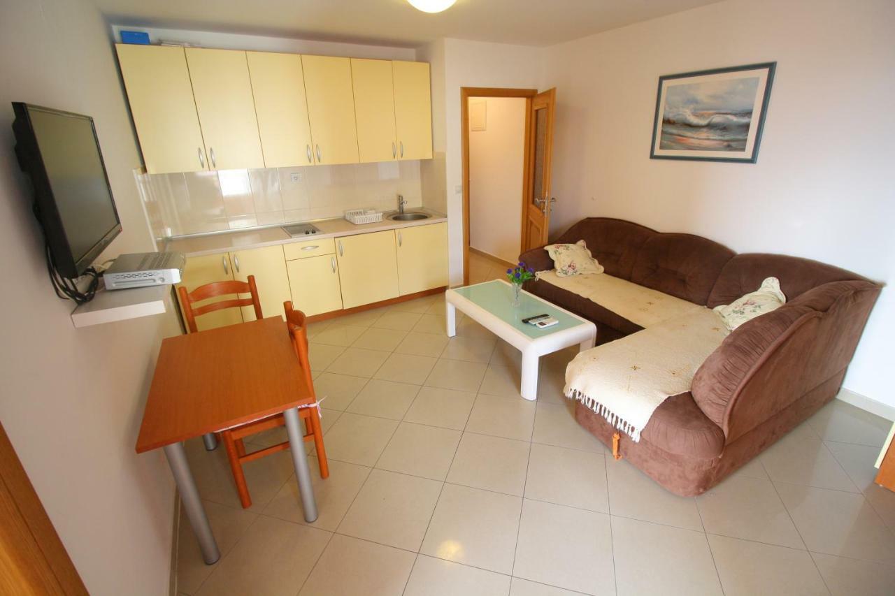 Apartments Knezovic Gradac  Bagian luar foto