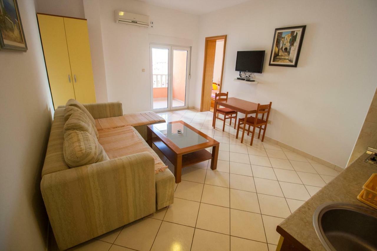 Apartments Knezovic Gradac  Bagian luar foto