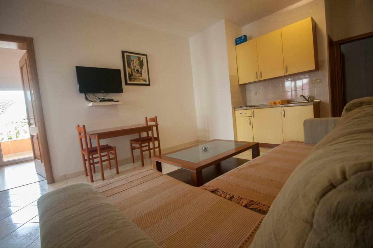 Apartments Knezovic Gradac  Bagian luar foto