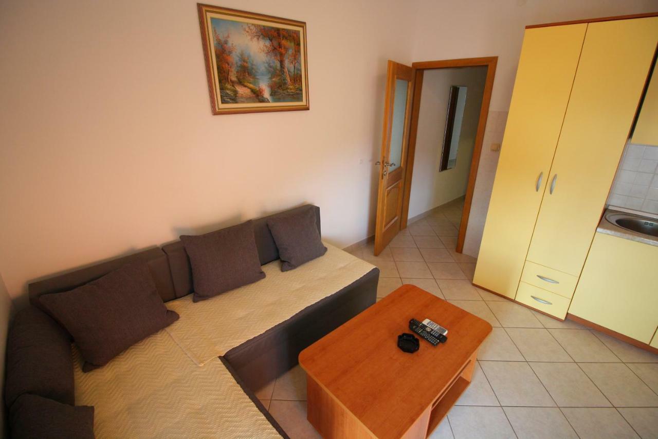 Apartments Knezovic Gradac  Bagian luar foto