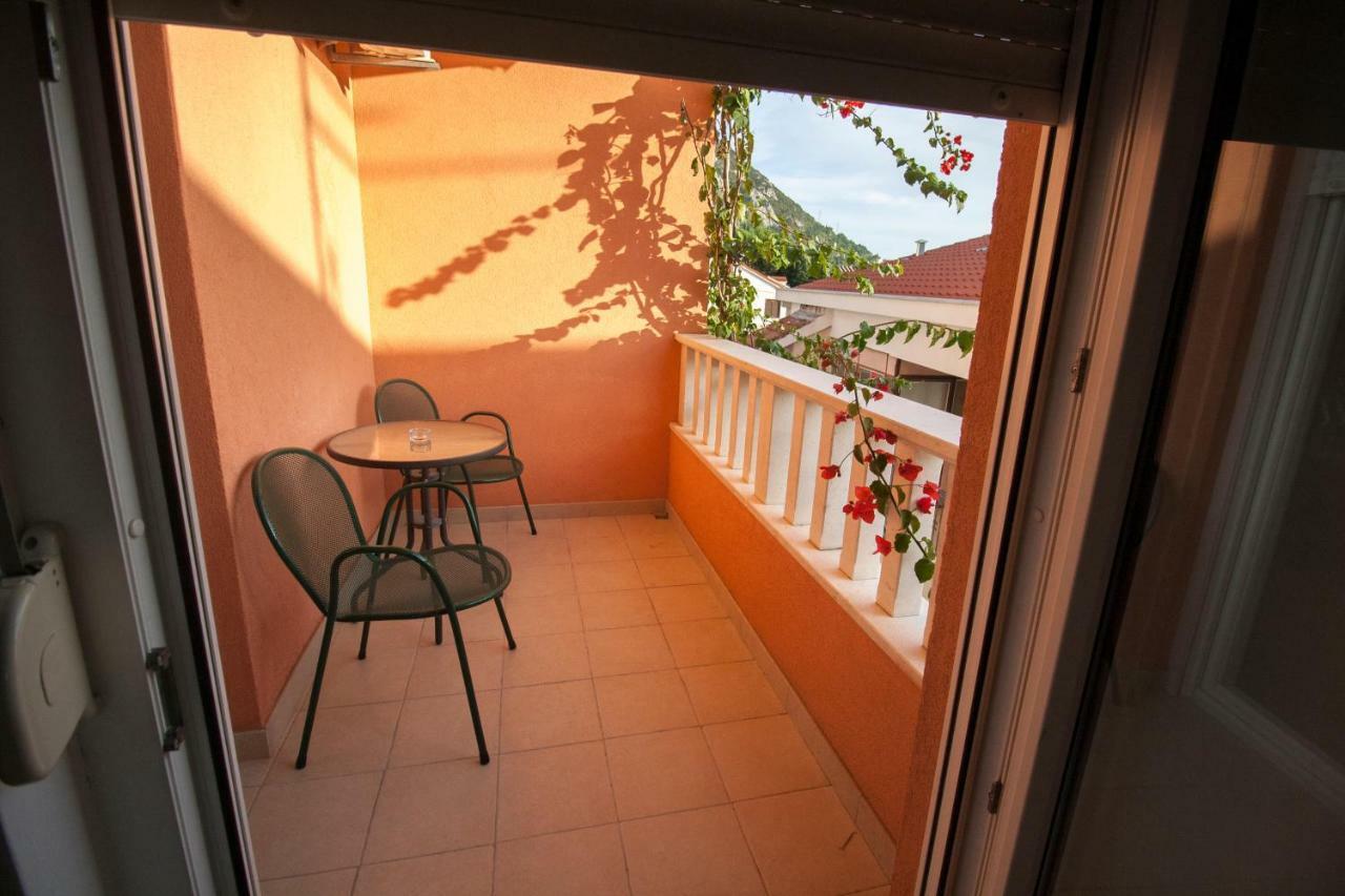 Apartments Knezovic Gradac  Bagian luar foto