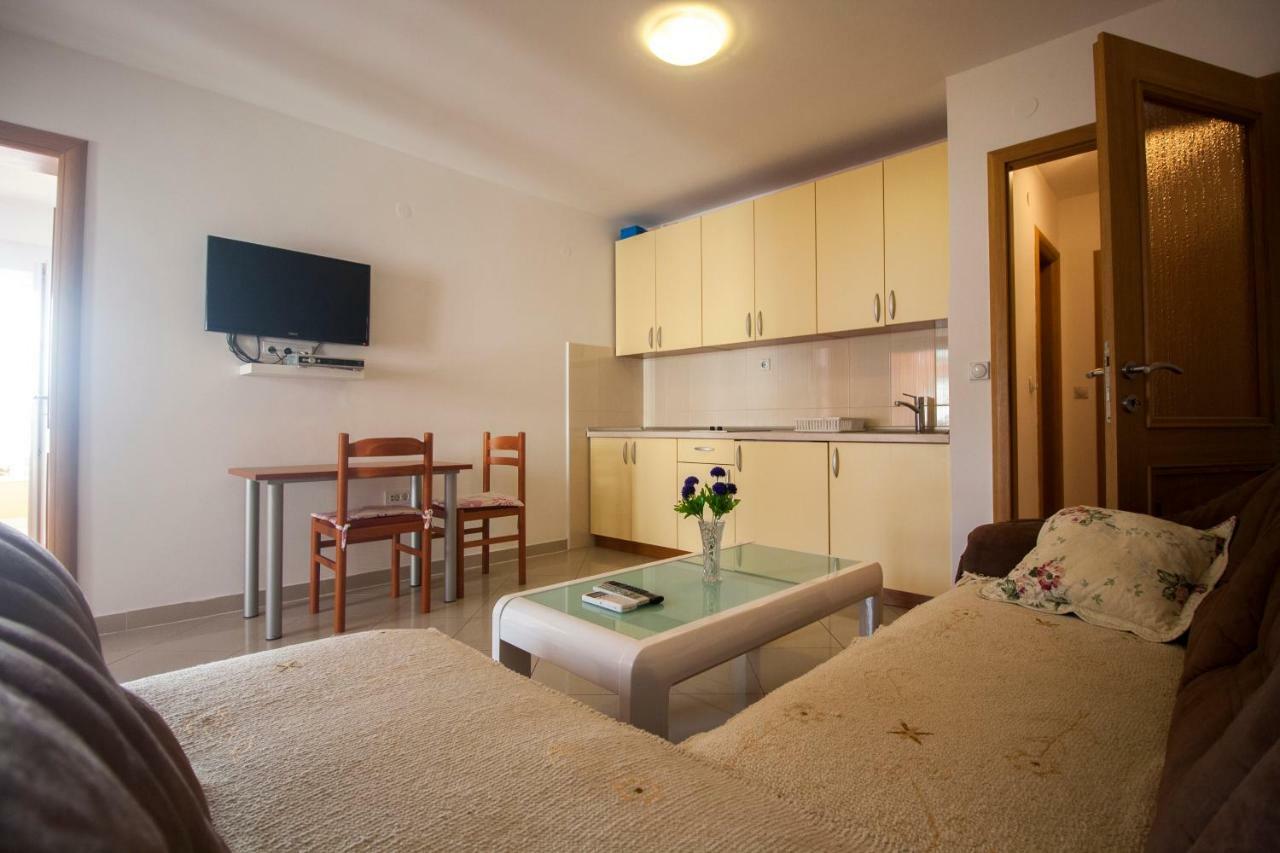 Apartments Knezovic Gradac  Bagian luar foto