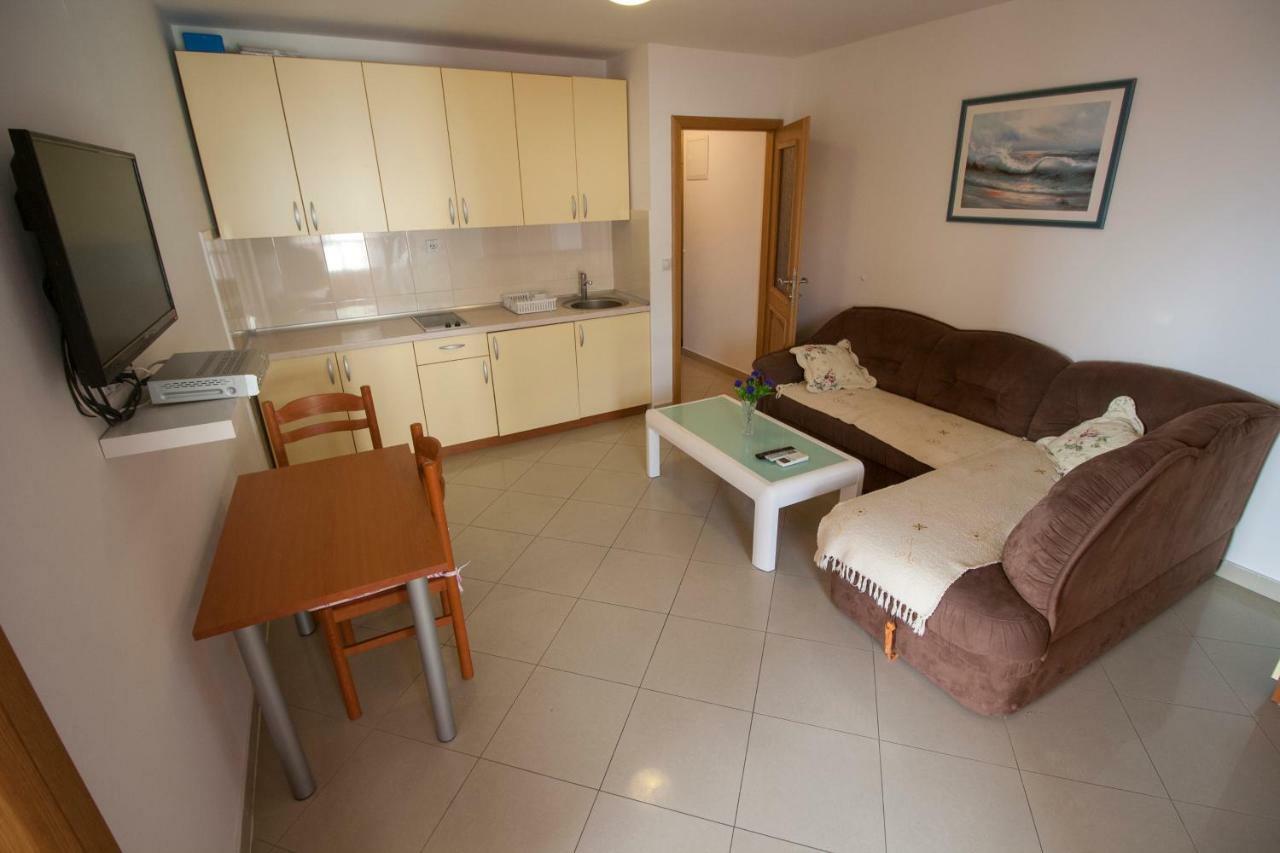 Apartments Knezovic Gradac  Bagian luar foto