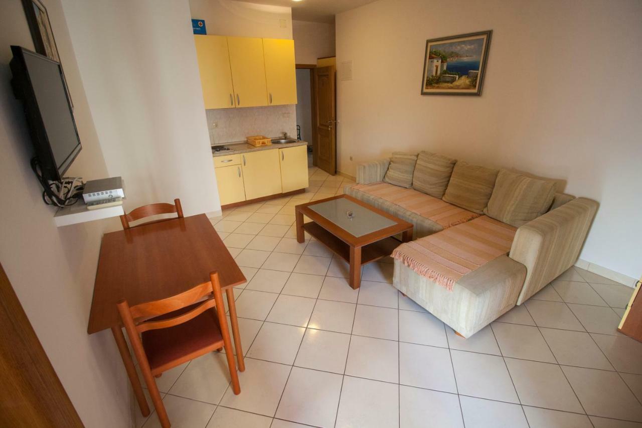 Apartments Knezovic Gradac  Bagian luar foto