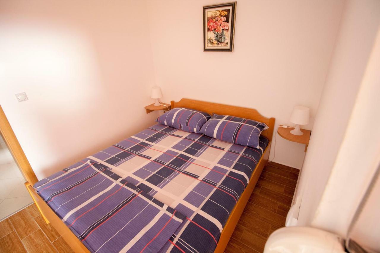 Apartments Knezovic Gradac  Bagian luar foto