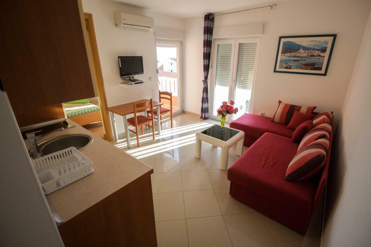 Apartments Knezovic Gradac  Bagian luar foto