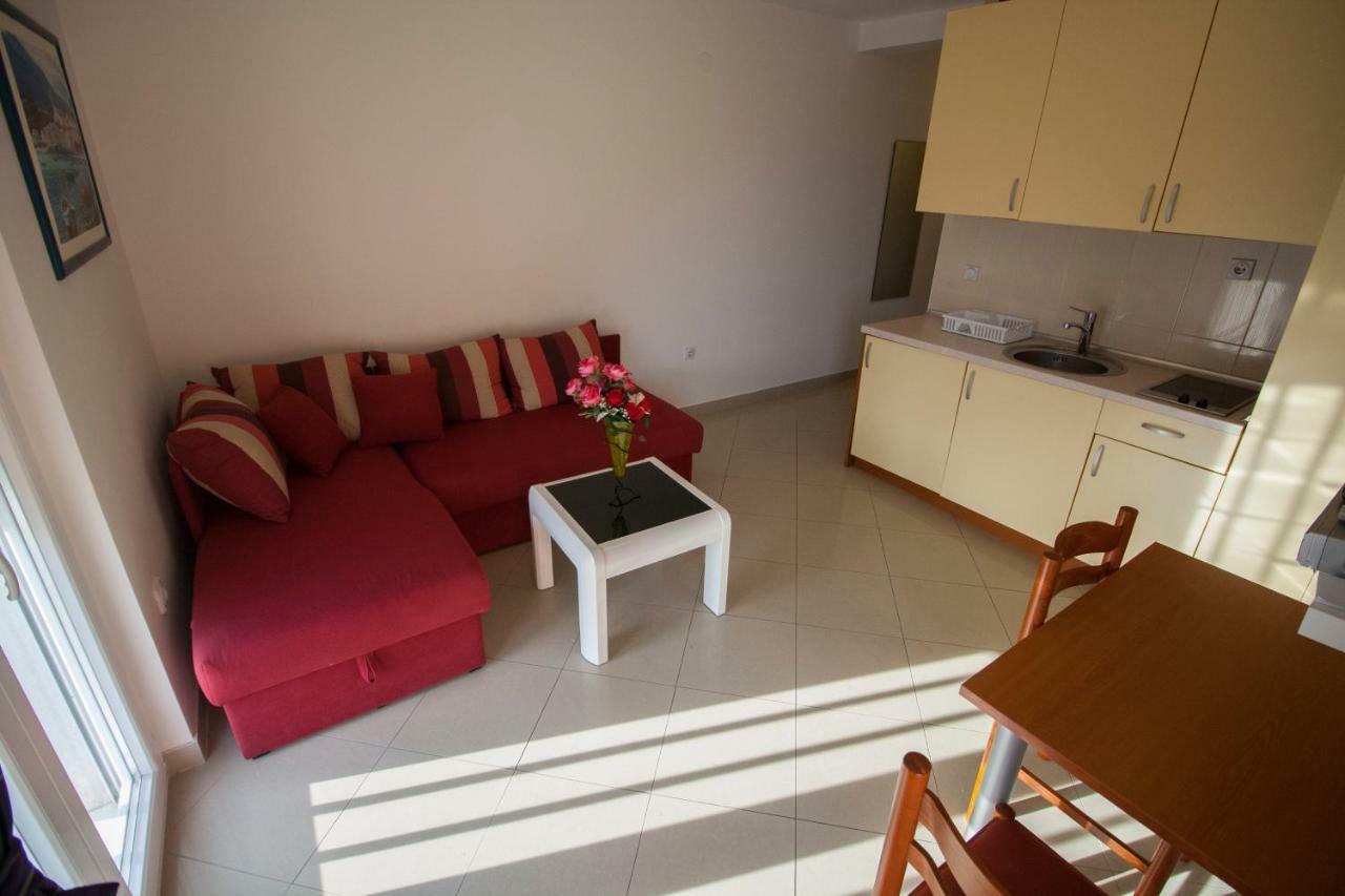 Apartments Knezovic Gradac  Bagian luar foto