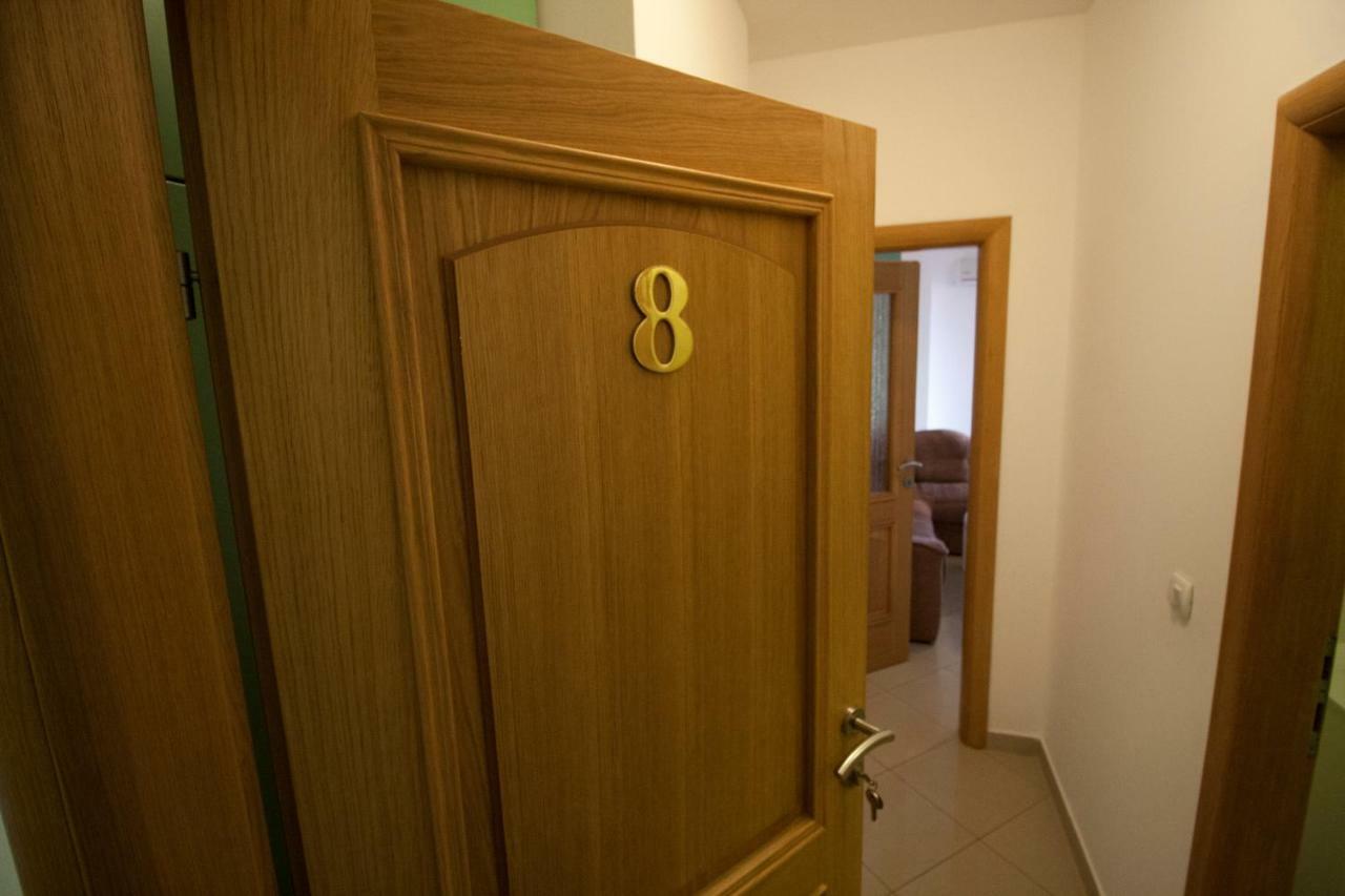 Apartments Knezovic Gradac  Bagian luar foto