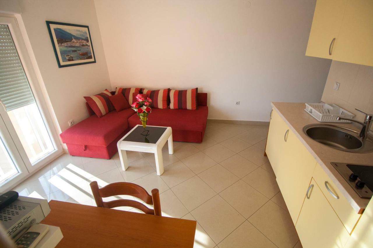 Apartments Knezovic Gradac  Bagian luar foto