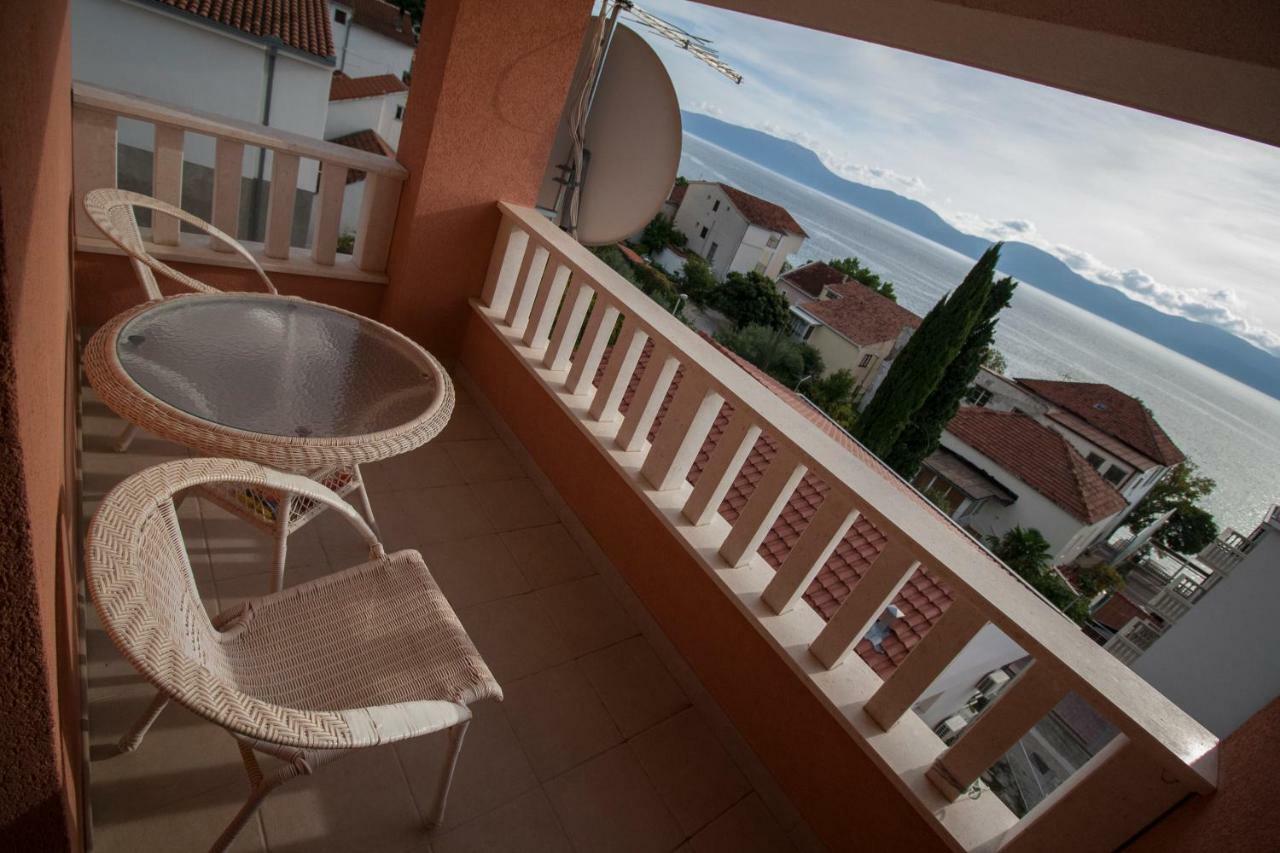 Apartments Knezovic Gradac  Bagian luar foto