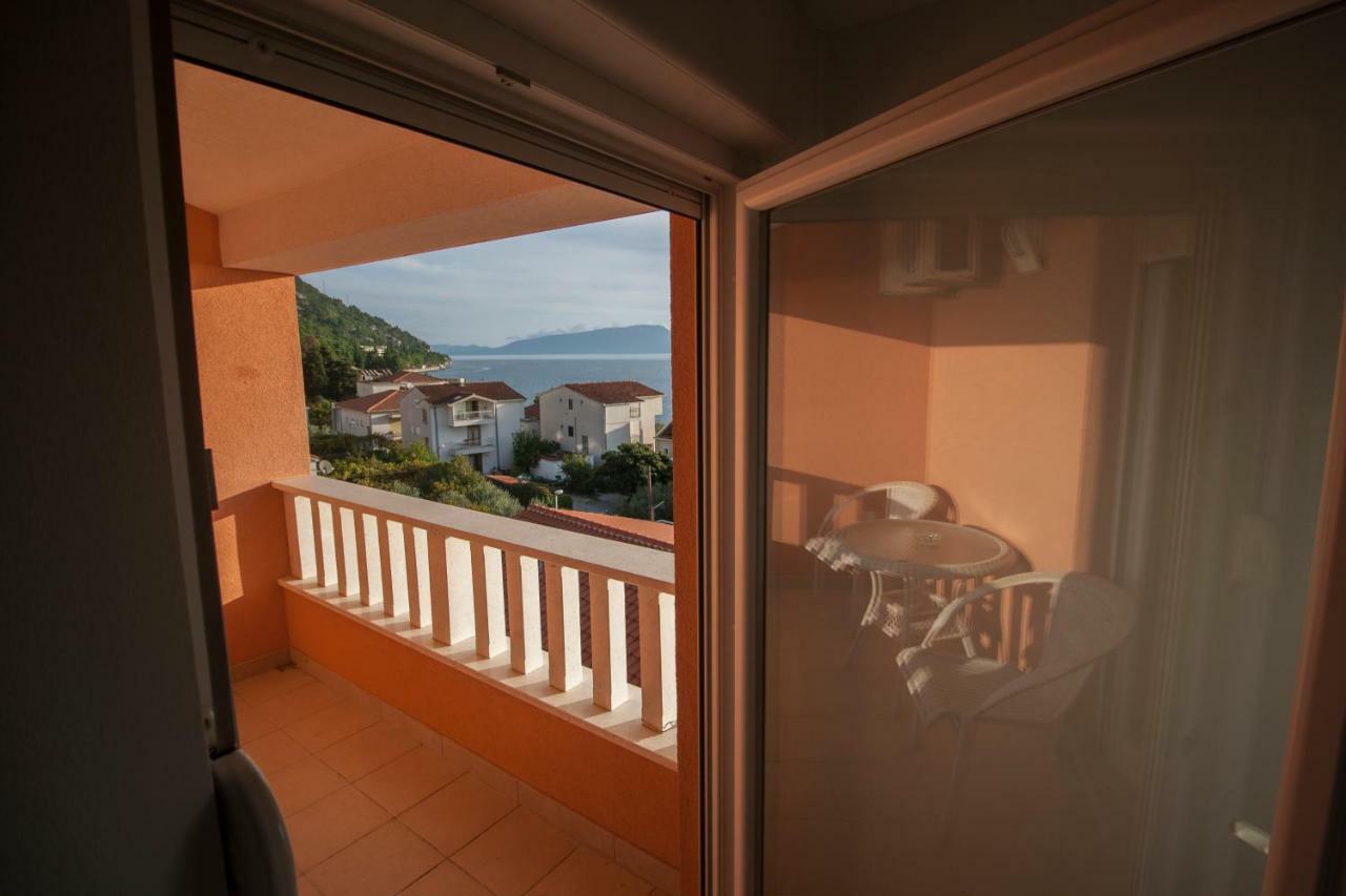 Apartments Knezovic Gradac  Bagian luar foto