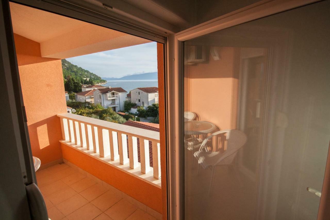 Apartments Knezovic Gradac  Bagian luar foto