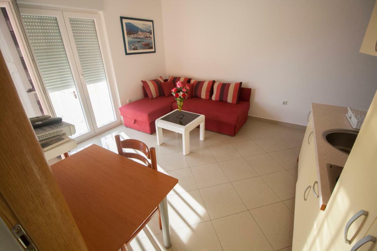 Apartments Knezovic Gradac  Bagian luar foto