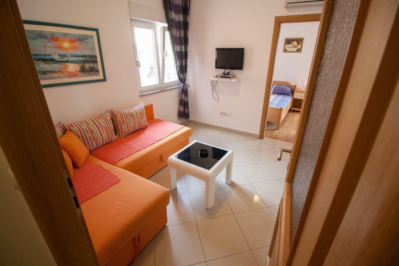Apartments Knezovic Gradac  Bagian luar foto