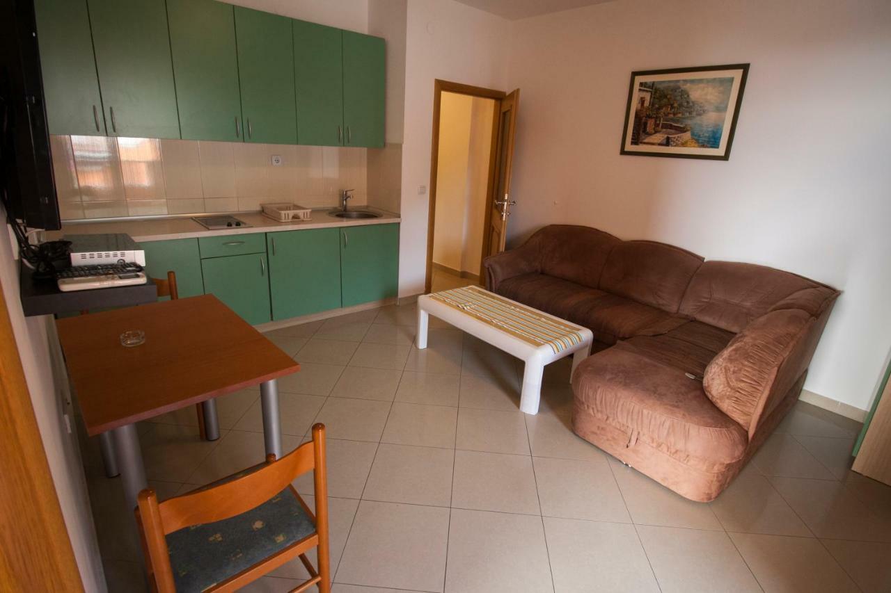 Apartments Knezovic Gradac  Bagian luar foto