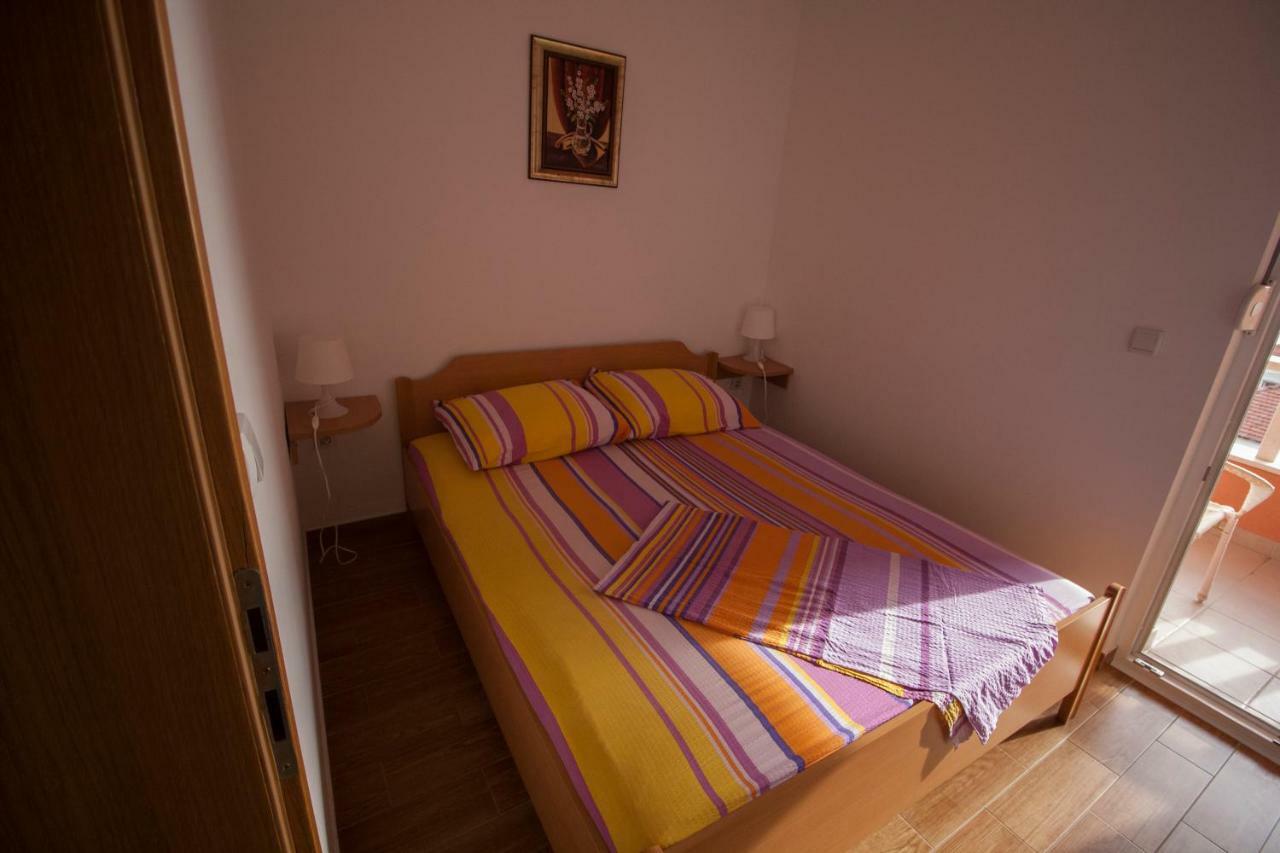 Apartments Knezovic Gradac  Bagian luar foto