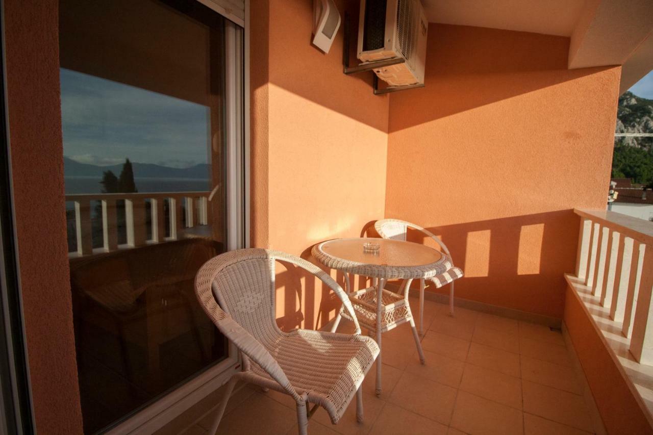 Apartments Knezovic Gradac  Bagian luar foto